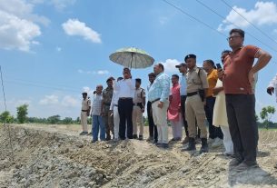 लौरिया प्रखंड क्षेत्र अंतर्गत गोनौली डुमरा पंचायत के बेलवा मोड में नवनिर्मित पोखर का निरीक्षण करते जिलापदाधिकारी सहित विभागीय पदाधिकारी एवं अन्य।