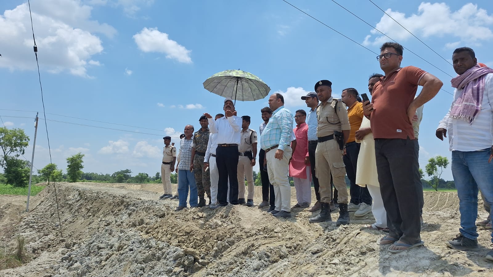 लौरिया प्रखंड क्षेत्र अंतर्गत गोनौली डुमरा पंचायत के बेलवा मोड में नवनिर्मित पोखर का निरीक्षण करते जिलापदाधिकारी सहित विभागीय पदाधिकारी एवं अन्य।