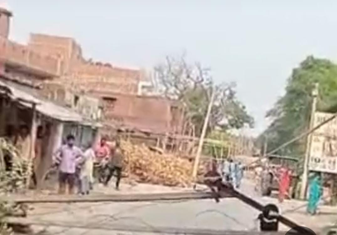 सड़क पर गिरे बिजली के पोल के संपर्क मेंआने से एक युवक की हुई मौत।