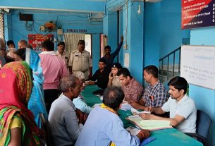 लौरिया थाना परिसर में लगा जनता दरबार।