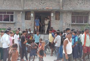 लौरिया थाना क्षेत्र के मठिया पंचायत के गांव में विवाहित युवक ने  पंखे से लटक अपनी जीवनलीला समाप्त की।