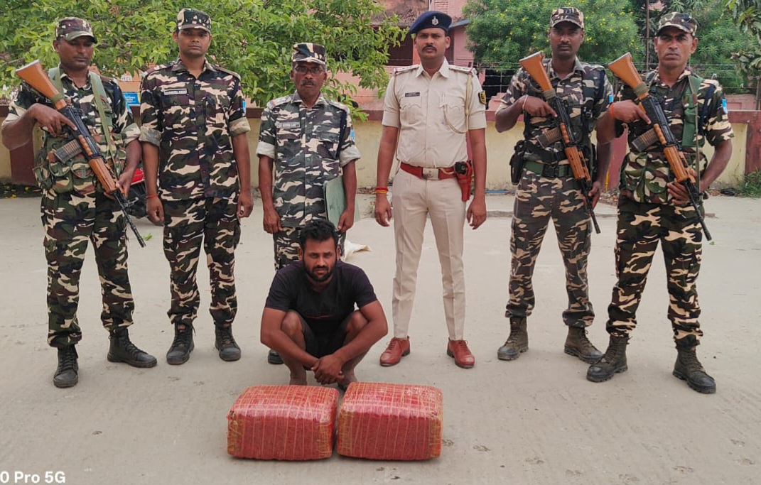 21 किग्रा गांजा के साथ तस्कर धराया थाना अध्यक्ष सुधीर कुमार ने की पुष्टि।