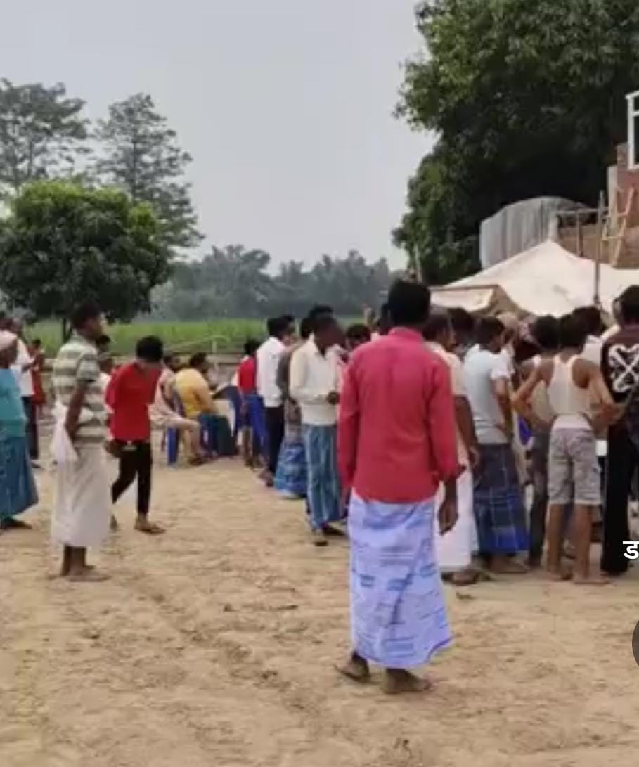 महिला का शव मझौलिया के हरपुर गढ़वा में सिकरहना नदी के किनारे संदिग्ध स्थिति में मिला।