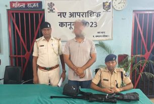 बेतिया में बीच सड़क पर लाइसेंसी राइफल लहराते हुए वीडियो वायरल।