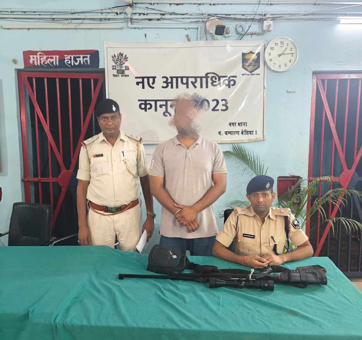 बेतिया में बीच सड़क पर लाइसेंसी राइफल लहराते हुए वीडियो वायरल।