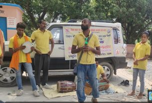 नुक्कड़ नाटक से श्रम विभाग की योजनाओं की दी जानकारी।