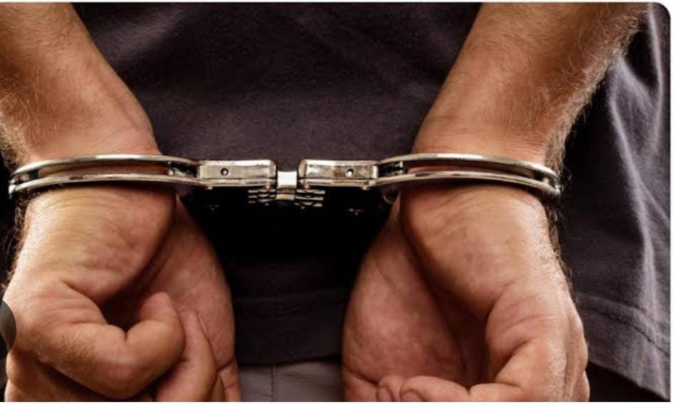 हथकड़ी सरकारआरोपी हुआ फरार,पुलिस ने कर लिया गिरफ्तार।