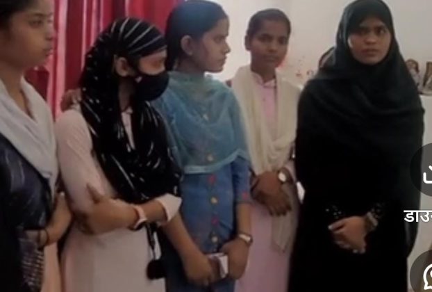 ट्रस्ट संचालक ने नौकरी का झांसा देकर 12 युवतियों से 1.49 लाख रुपया लुटा।
