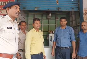 बिना लाइसेंस के संचालित उक्त दवा दुकान पर औषधि निरीक्षक के टीम ने की छापामारी