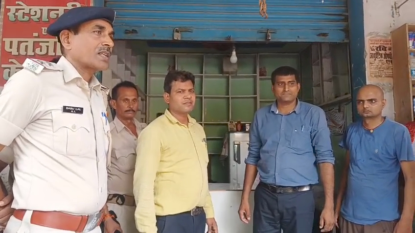 बिना लाइसेंस के संचालित उक्त दवा दुकान पर औषधि निरीक्षक के टीम ने की छापामारी