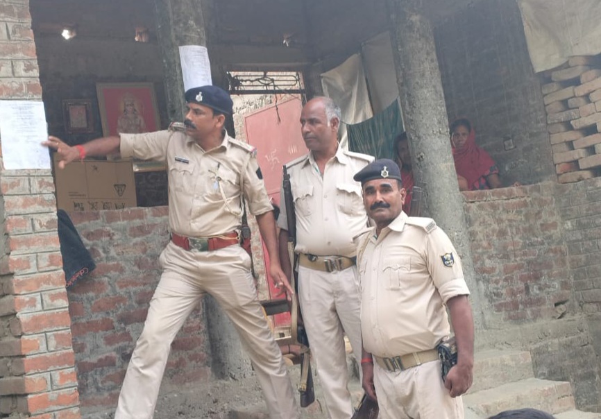 साठी पुलिस ने न्यायालय के आदेश के आलोक में थाना क्षेत्र के कटहरी गांव निवासी आशीष कुमार के घर पर चीसपाया इश्तहार।