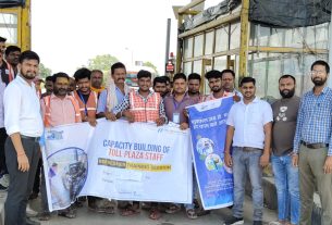 लौरिया के बिशुनपुरवा टोल प्लाजा कर्मचारियों को दिया गया विशेष प्रशिक्षण।
