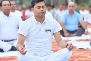 अंतरराष्ट्रीय योग दिवस पर बेतिया में हुआ भव्य योग सह मतदाता जागरूकता कार्यक्रम