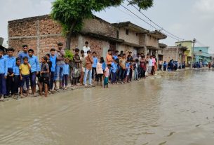 लौंरिया में जल निकासी नहीं होने से सड़क पर जलजमाव, ग्रामीणों और बच्चों की बढ़ी परेशानी।