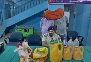 लौंरिया में ‌एकतीस लीटर देशी शराब के साथ दो कारोबारी पुलिस के हत्थे चढ़े।