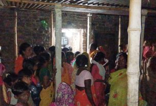 लौंरिया के मठिया में 16 साल की युवती की संदिग्धावस्था में फंदे में झुलती मिली लाश।