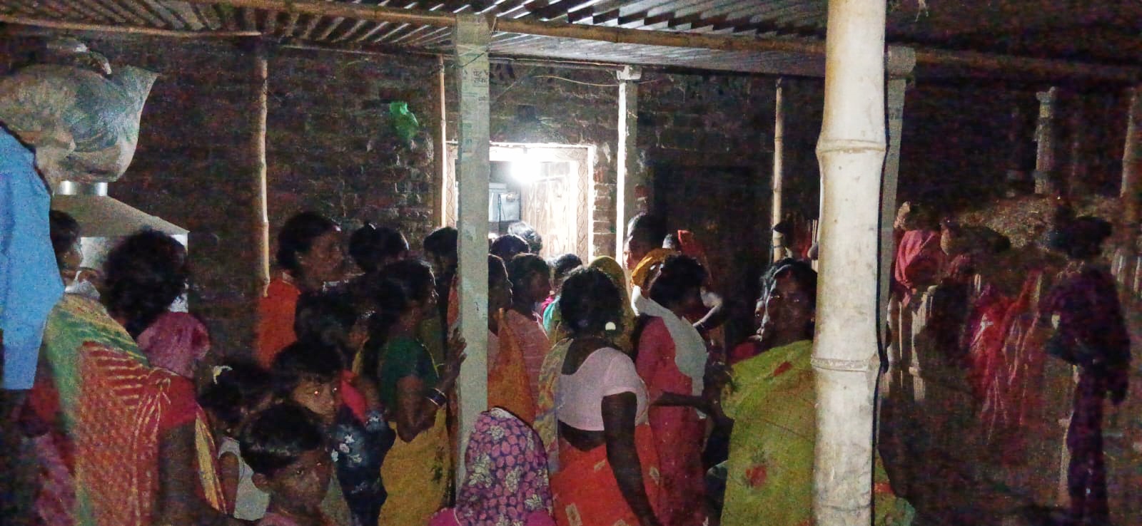 लौंरिया के मठिया में 16 साल की युवती की संदिग्धावस्था में फंदे में झुलती मिली लाश।