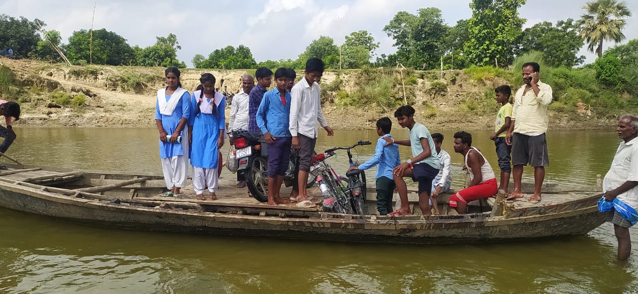 लौरिया के जवाहीरपुर घाट पर पुल निर्माण हेतु ग्रामीणों ने राष्ट्रीय मानवाधिकार आयोग से लगाई गुहार।