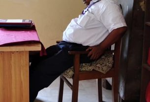 ऑफिस में नींद पूरी कर रहे सरकारी बाबू, वीडियो में खुली पोल।