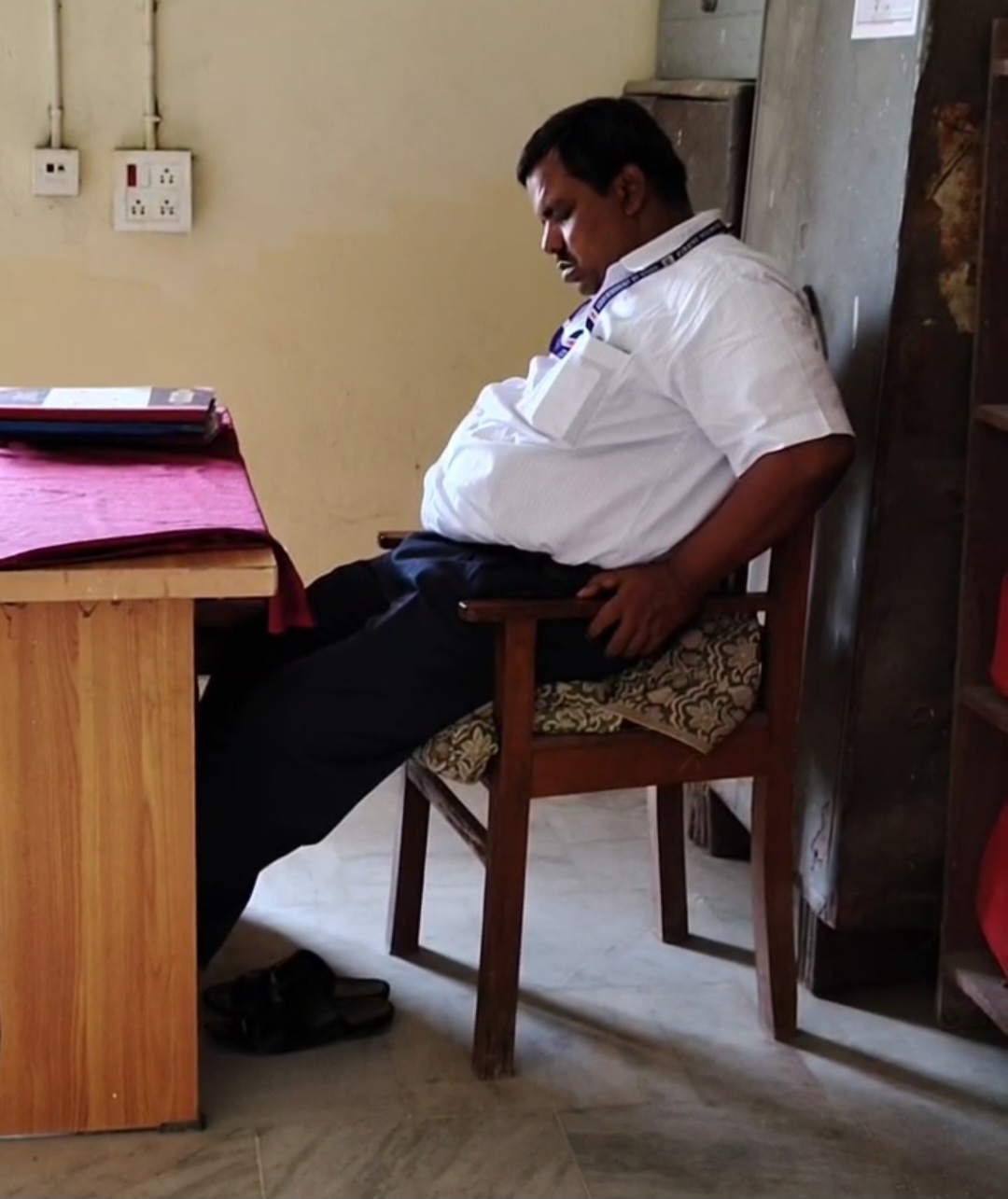 ऑफिस में नींद पूरी कर रहे सरकारी बाबू, वीडियो में खुली पोल।