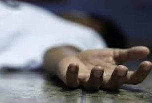मैंनाटांड में छात्रा की मौत के बाद थाना के पास सड़क पर शव रखकर किया आक्रोश व्यक्त।