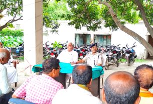 लौरिया थाना परिसर में शांति समिति की हुई बैठक आगामी मोहर्रम पर्व में घातक हथियार लेकर जाने वाले व्यक्तियों पर होगी कार्रवाई।