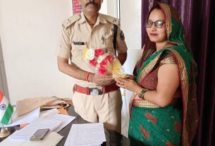 साठी में भाजपा अल्पसंख्यक महिला मोर्चा के जिला अध्यक्ष सलमा खातून ने बुधवार के दिन साठी थाना अध्यक्ष सह इंस्पेक्टर विनय कुमार को अंग वस्त्र और बुके देकर किया सम्मानित।