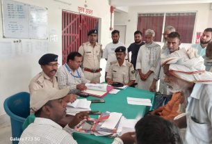 साठी थाना परिसर में जनता दरबार का हुआ आयोजन जनता दरबार में छाया रहा जमीनी विवाद का मामला।