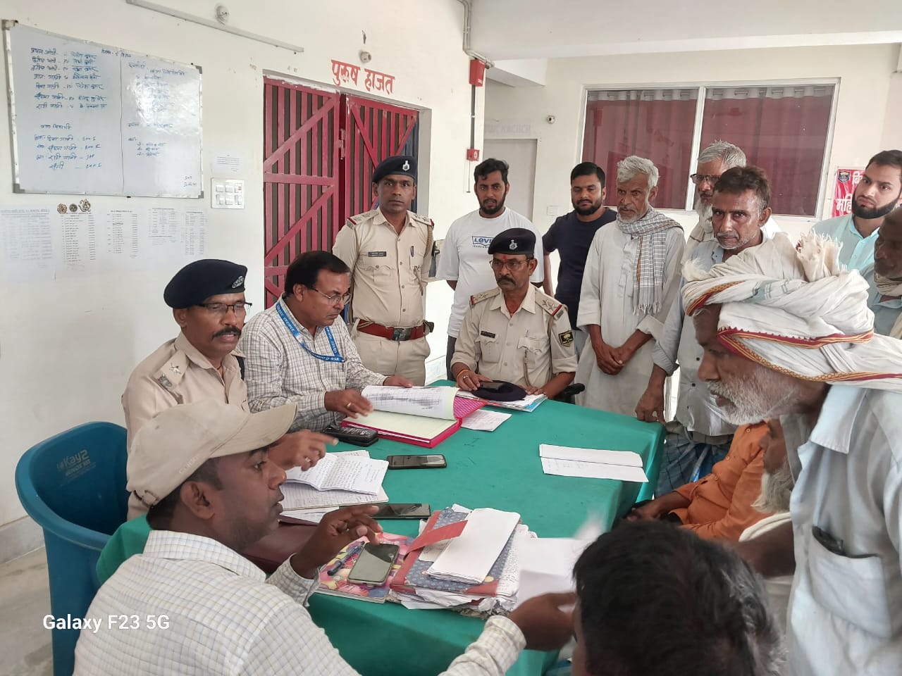 साठी थाना परिसर में जनता दरबार का हुआ आयोजन जनता दरबार में छाया रहा जमीनी विवाद का मामला।