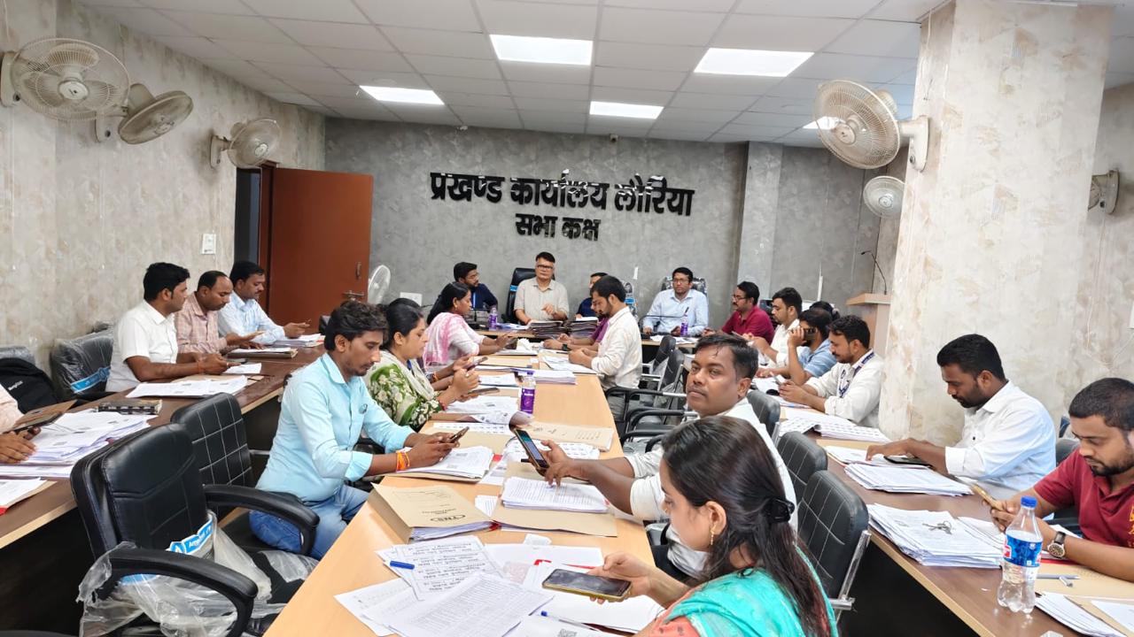 मतदाता सूची पुनरीक्षण को लेकर एडीएम ने की समीक्षा बैठक।