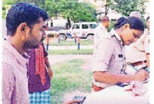 लौरिया में बाइक और पिकअप की टक्कर में बाइक चालक की गई जान।