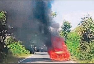 बेतिया – मैंनाटांड सड़क मार्ग पर तेज रफ्तार से जा रही कार में लगी आग, भागे चालक व स्वार।