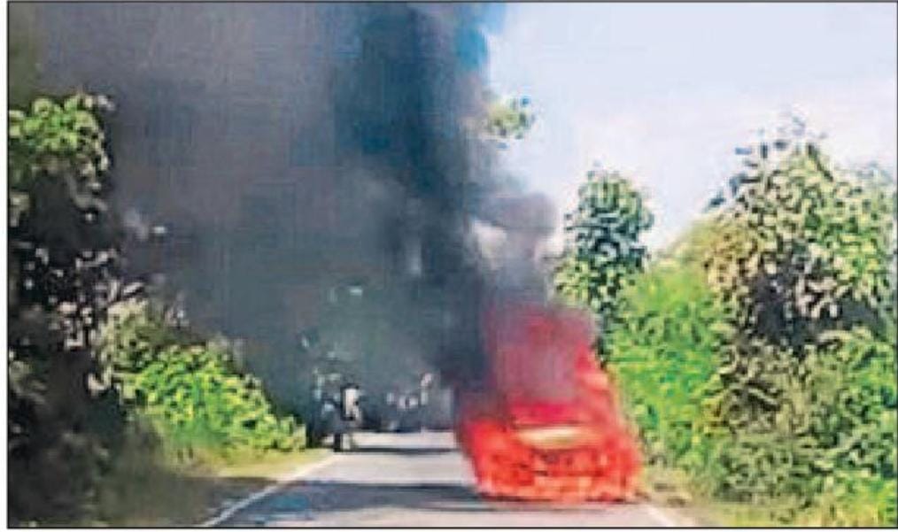बेतिया – मैंनाटांड सड़क मार्ग पर तेज रफ्तार से जा रही कार में लगी आग, भागे चालक व स्वार।