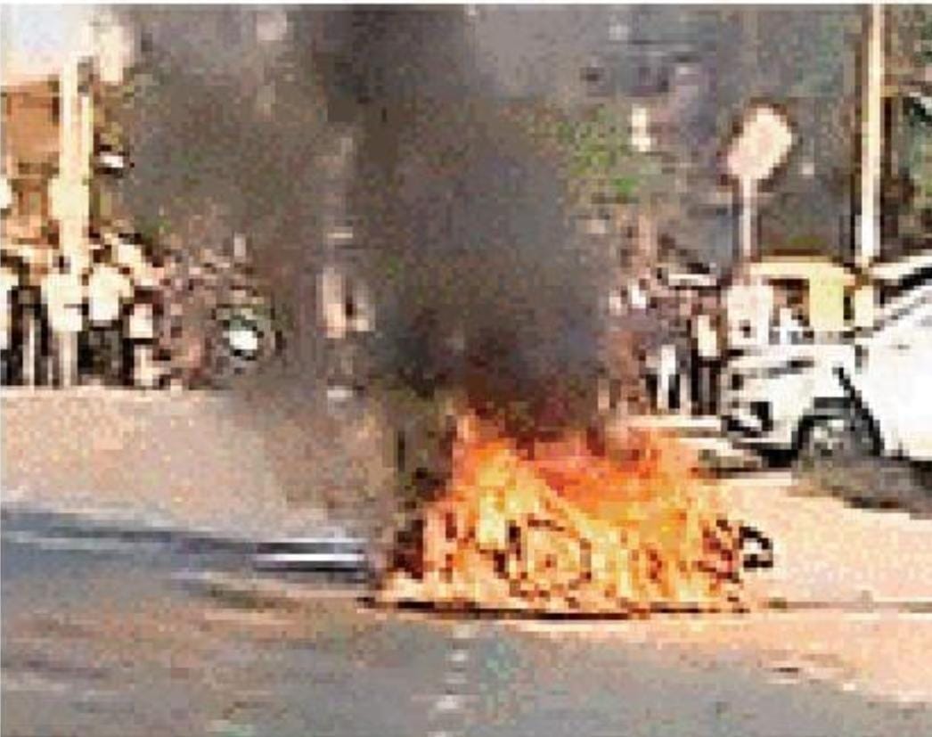 *बेतिया में चलती बाइक में आग लगने से बाइक चालक बाल बाल बचा।*  *बेतिया से वकीलुर रहमान खान की‌ ब्यूरो रिपोर्ट।*   *बेतिया (पच्छिम चम्पारण)* नगर थाना क्षेत्र के सागर पोखरा के समीप शुक्रवार की शाम करीब 6:00 बजेअचानक एक चलती बाइक में आग लग गई,आग से बाइक जलकर खाक हो गई।प्रत्यक्ष दर्शियों ने कहा संवाददाता को बताया कि निहाल नामक युवक पेट्रोल पंप से बाइक में पेट्रोल डालकर घर आ रहा था। उसकी बाइक से अचानक आग की लपट निकलने लगी, बाइक से धुआं और आग की लपटे निकलते देख चालक को बाइक पर से छलांग लगाकर अपनी जान बचाई।  घटना की सूचना पर पहुंची अग्निशामक विभाग की टीम ने आग पर काबू पाया,इसके पहले ही बाइक जलकर खाक हो गई थी,आग लगने का कारण स्पष्ट नहीं हो सका है।