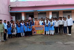 लौरिया के चम्पा कुंअर उच्च माध्यमिक विद्यालय में अभाविप ने 77 वां स्थापना दिवस का हुआ आयोजन।