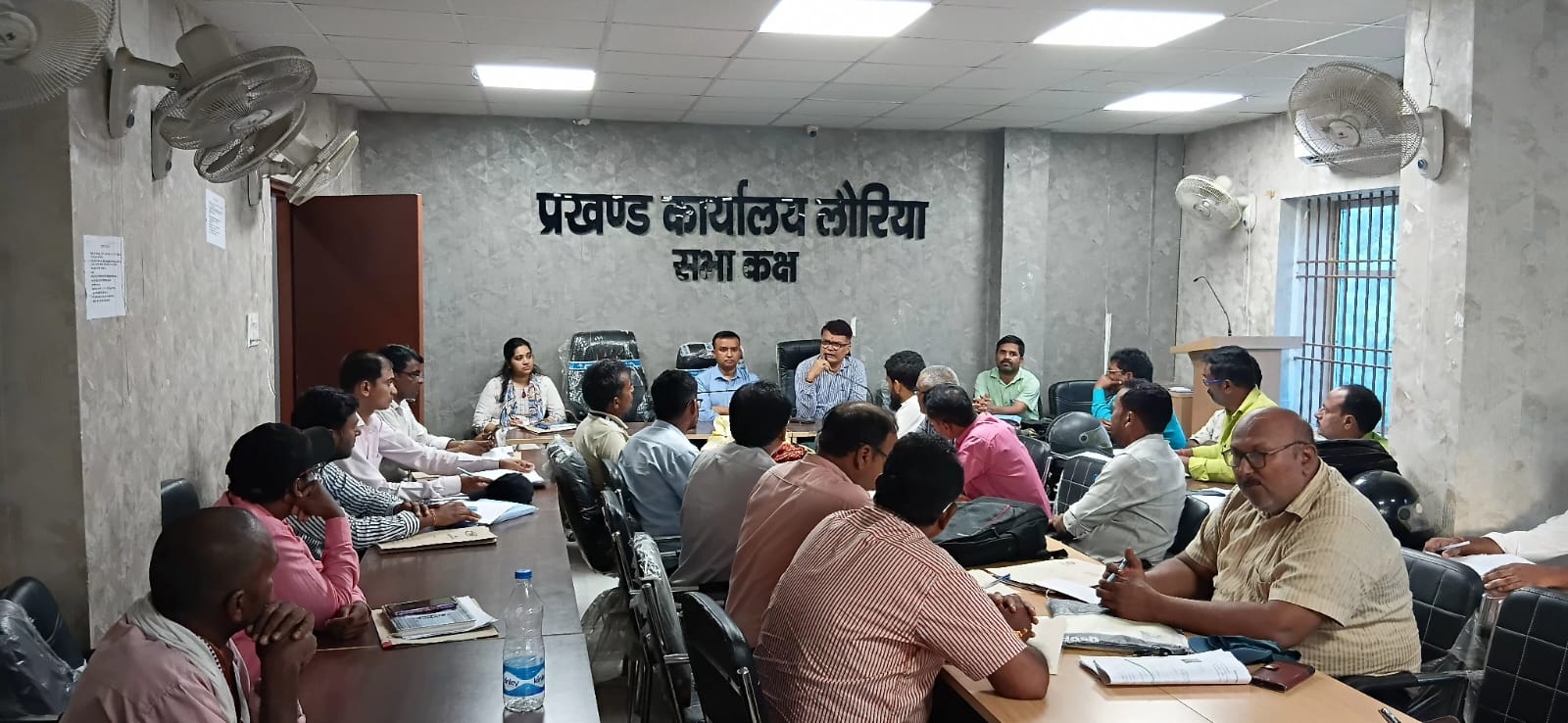 मतदाता सूची पुनरीक्षण को लेकर एडीएम कुमार रविंद्र ने की समीक्षा बैठक।