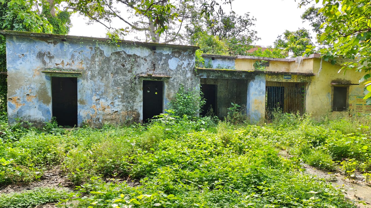 लौरिया प्रखंड व अंचल कार्यालय एवं सामुदायिक स्वास्थ्य केंद्र लौरिया में कार्यरत कर्मचारियों के रहने वाला आवास‌‌ खंडहर में हुआ तब्दील।