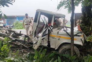पिकअप ने मारी पेड़ में टक्कर, चालक की मौके पर हुई मौत, उपचालक की स्थित चिंताजनक।