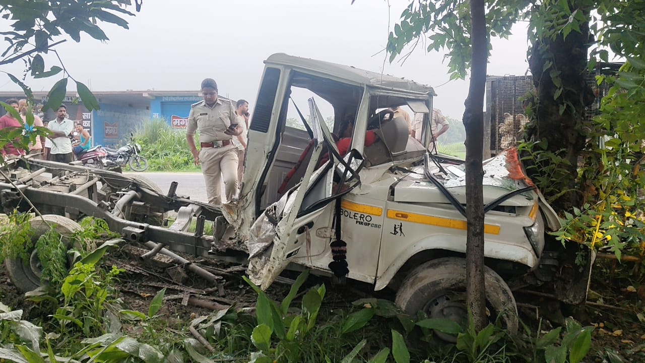 पिकअप ने मारी पेड़ में टक्कर, चालक की मौके पर हुई मौत, उपचालक की स्थित चिंताजनक।