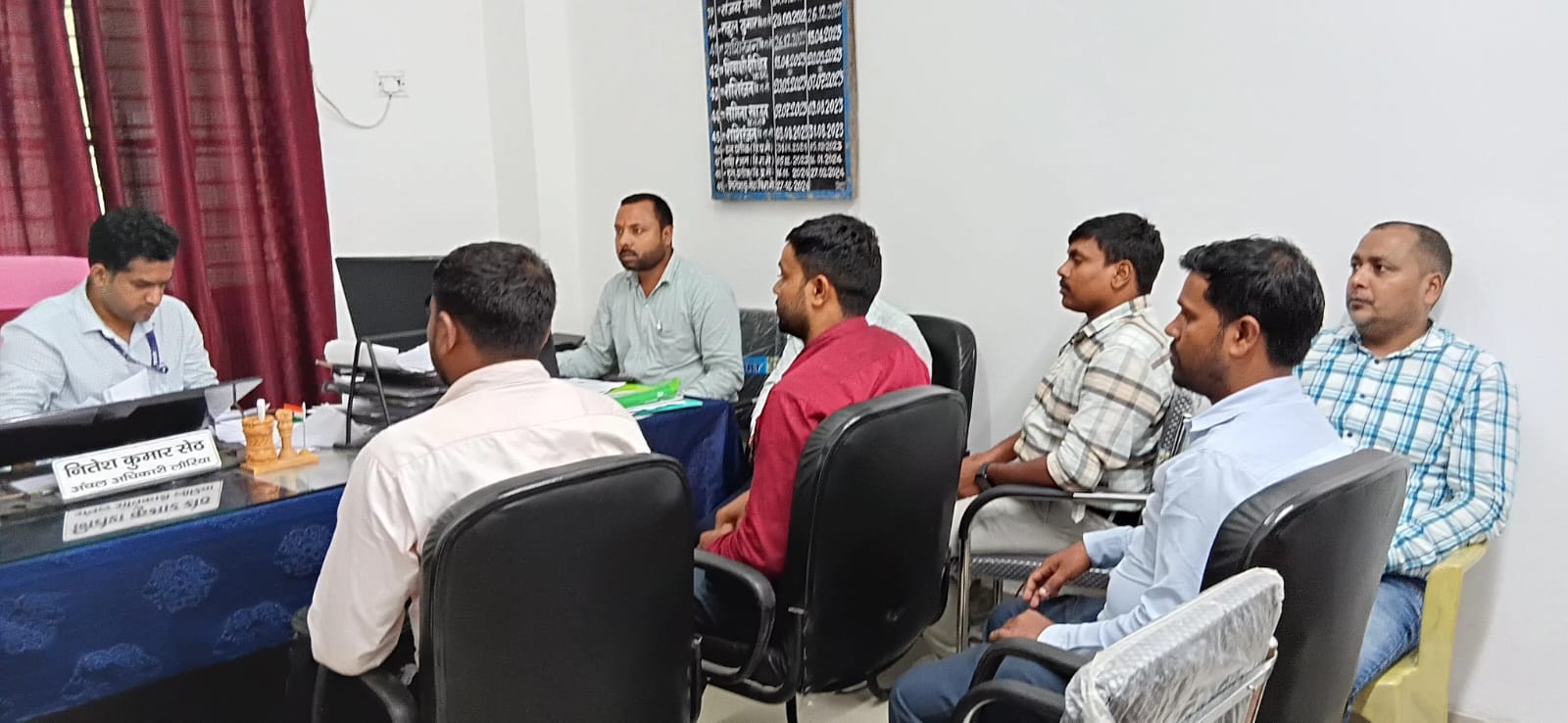 लौरिया के अंचलाधिकारी ने नये राजस्व कर्मियों को पंचायतो का दिया पदभार।