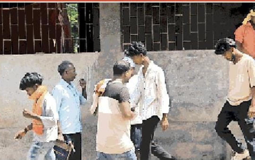बेतिया -मैनाटांड सडक मार्ग‌ पर अवस्थित बरोहीया के समीप ट्रैक्टर और बाइक की टक्कर में दो दोस्त की मौत,एक बुरी तरह हुआ घायल।