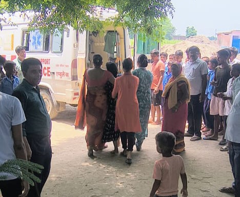 नरकटियागंज प्रखंड के उच्च माध्यमिक विद्यालय परोराहा में गुरुवार को भीषण गर्मी के कारण चार छात्रा हुए बेहोश ली गई एंबुलेंस की मदद।
