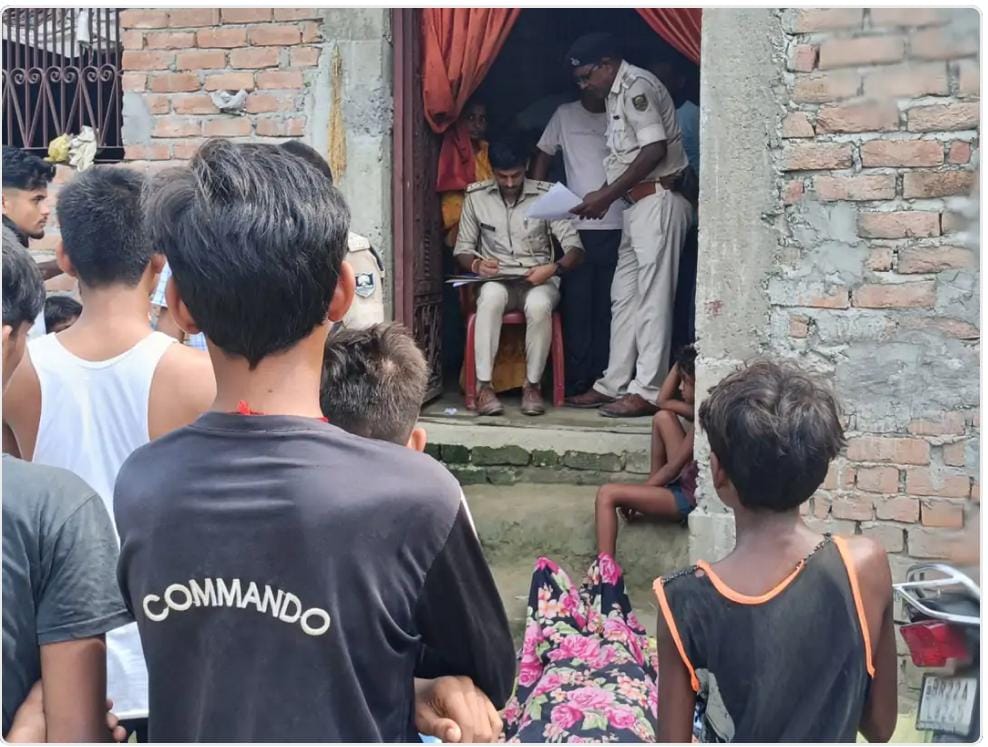 नौतन थाना क्षेत्र के पूर्वी नौतन में मामूली विवाद को लेकर पत्नी ने पति के सामने ही जहर खाकर अपनी जीवन लीला समाप्त की।
