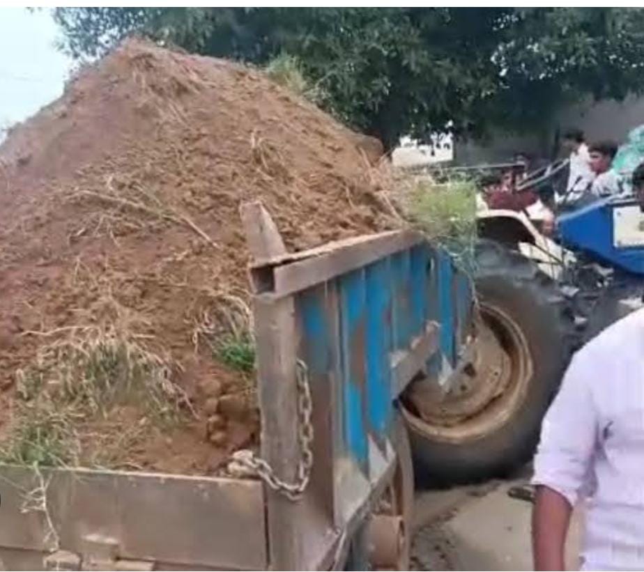 बालमीकिनगर में अपने ही ट्रैक्टर से कुचलकर चालक की हुई मौत,फैली दहशत।