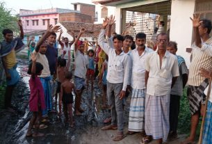 लौरिया प्रखंड क्षेत्र के बसवरिया (देवराज) पंचायत के वार्ड संख्या ( 3) में कीचड़भरी सड़क बनी ग्रामीणों के आक्रोश की वजह, बोले – अब नहीं सहेंगे
