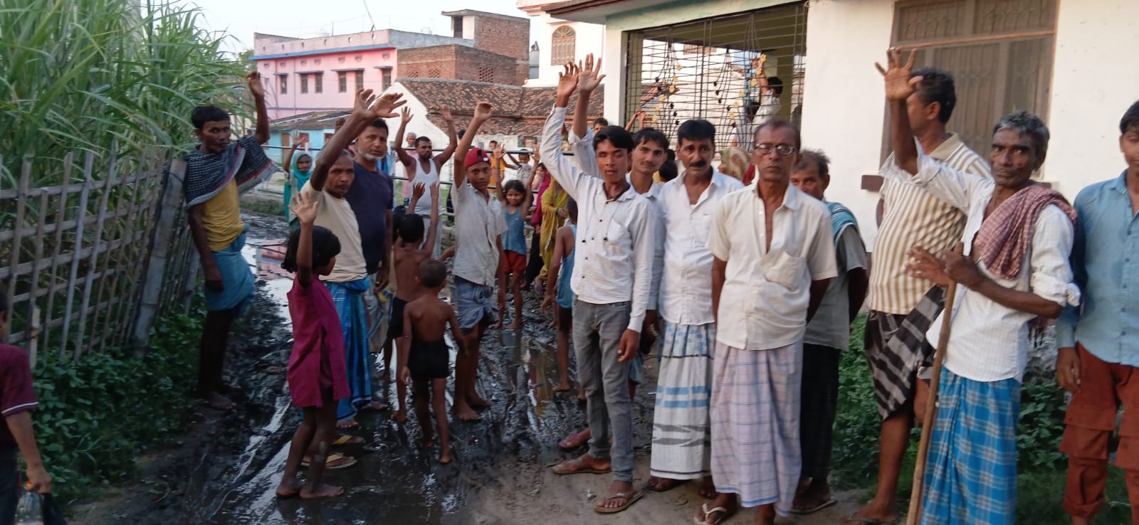 लौरिया प्रखंड क्षेत्र के बसवरिया (देवराज) पंचायत के वार्ड संख्या ( 3) में कीचड़भरी सड़क बनी ग्रामीणों के आक्रोश की वजह, बोले – अब नहीं सहेंगे