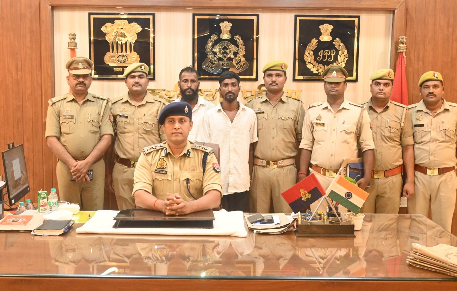 ट्रक में छिपाकर ले जाया जा रहा था गांजा, पुलिस ने दो तस्करों को दबोचा