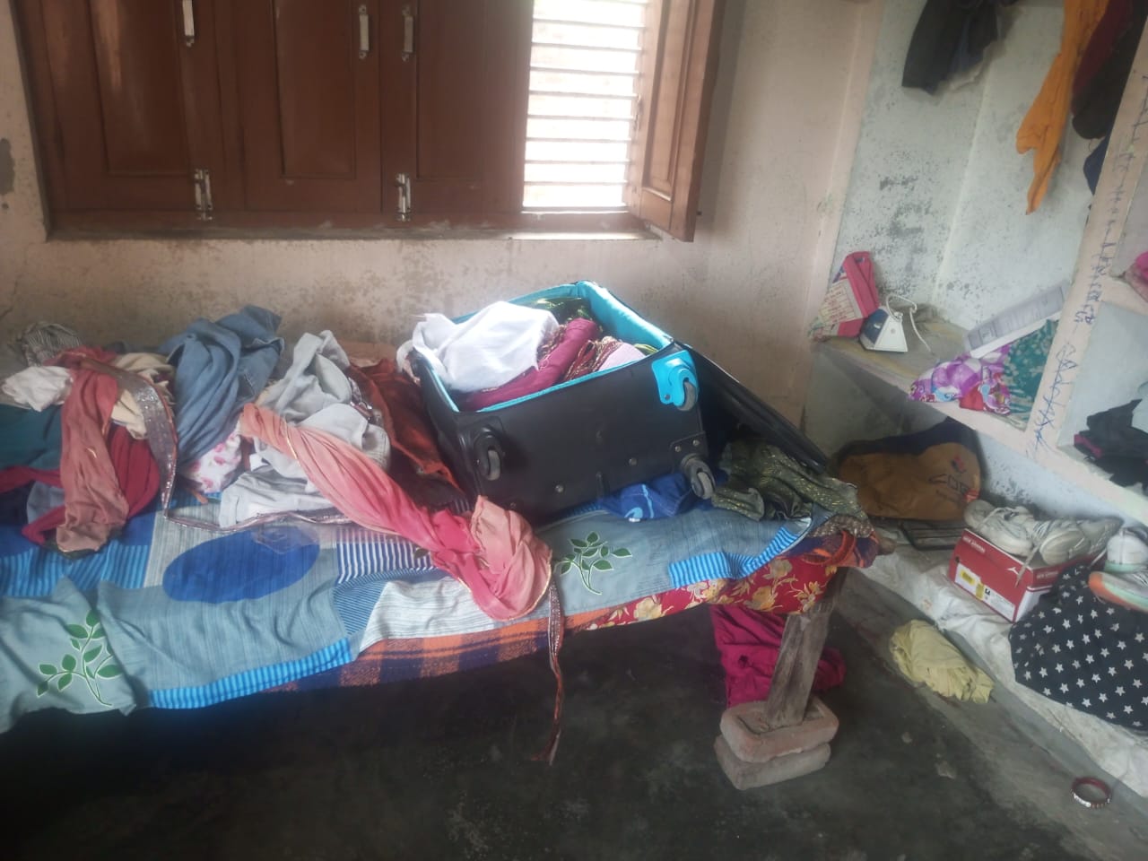 बगहां के मेहुड़ा गांव में दो घरों में भीषण चोरी, 40 लाख से अधिक की संपत्ति पर चोरों ने किया हाथ साफ