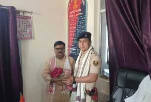 साठी थाना के नवागत थाना अध्यक्ष को बुक्के देकर साठी पंचायत के मुखिया पति बिरेंद्र उपाध्याय ने किया सम्मानित।