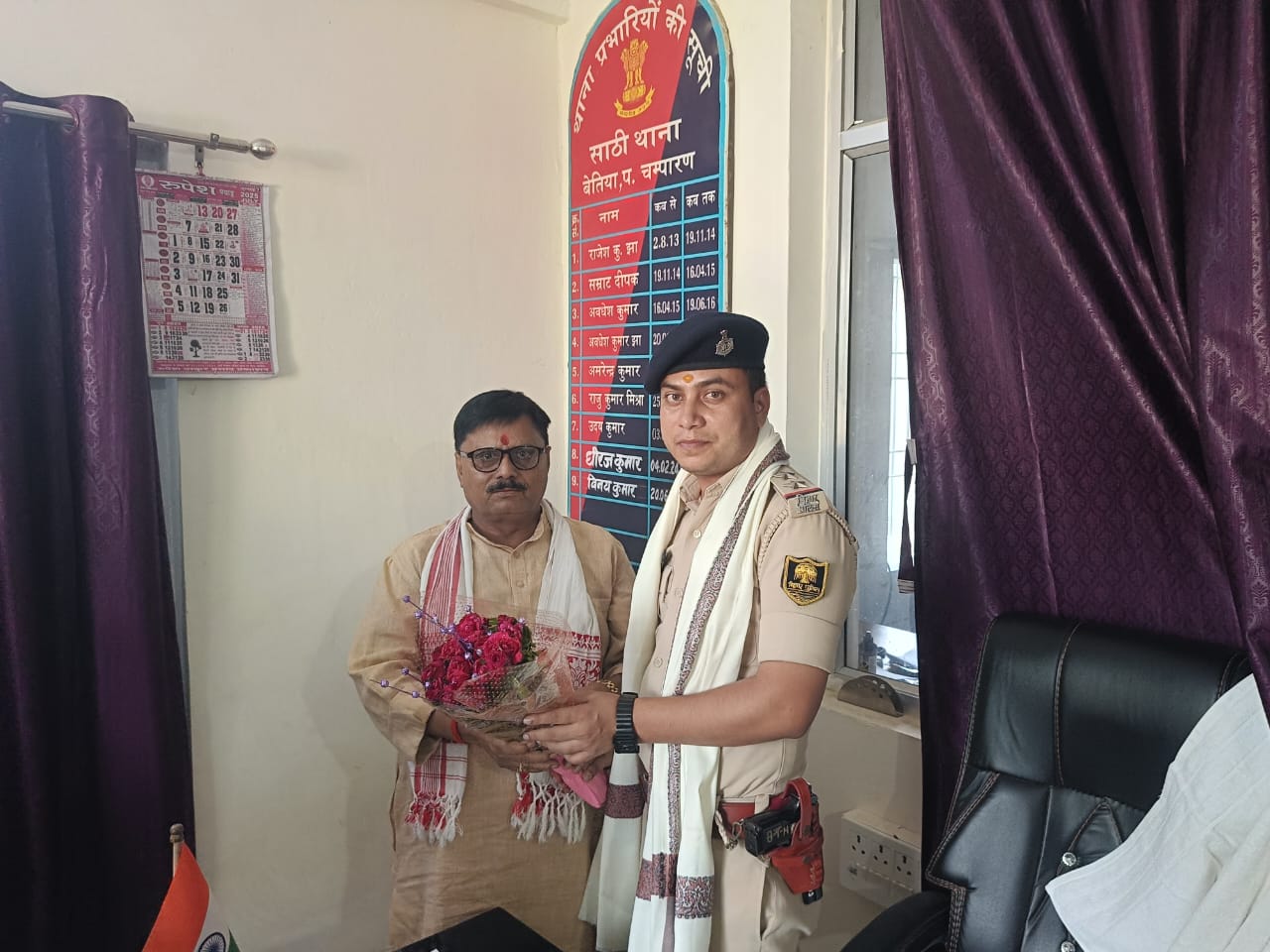 साठी थाना के नवागत थाना अध्यक्ष को बुक्के देकर साठी पंचायत के मुखिया पति बिरेंद्र उपाध्याय ने किया सम्मानित।